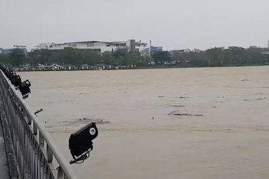 Nước sông Hương tràn bờ, TP Huế ngập lụt