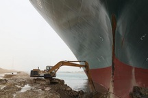 Người hùng lái máy xúc kể chuyện đối mặt với "quái vật" trên kênh đào Suez