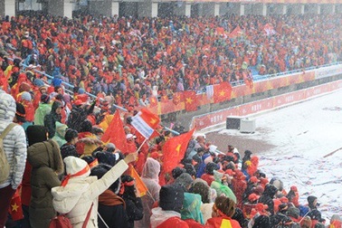 CĐV Việt Nam dọn rác trên sân Thường Châu “gây bão” cộng đồng mạng