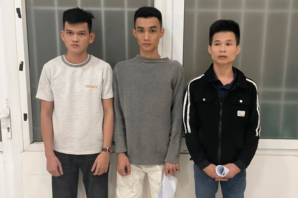 Nam thanh niên bị nhóm cướp đánh bất tỉnh khi dừng đèn đỏ - 1 Nam thanh niên bị nhóm cướp đánh bất tỉnh khi dừng đèn đỏ - 1