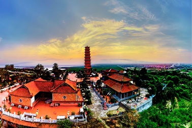 Độc đáo Tháp cổ nghìn năm tuổi trên đỉnh núi Ngọc