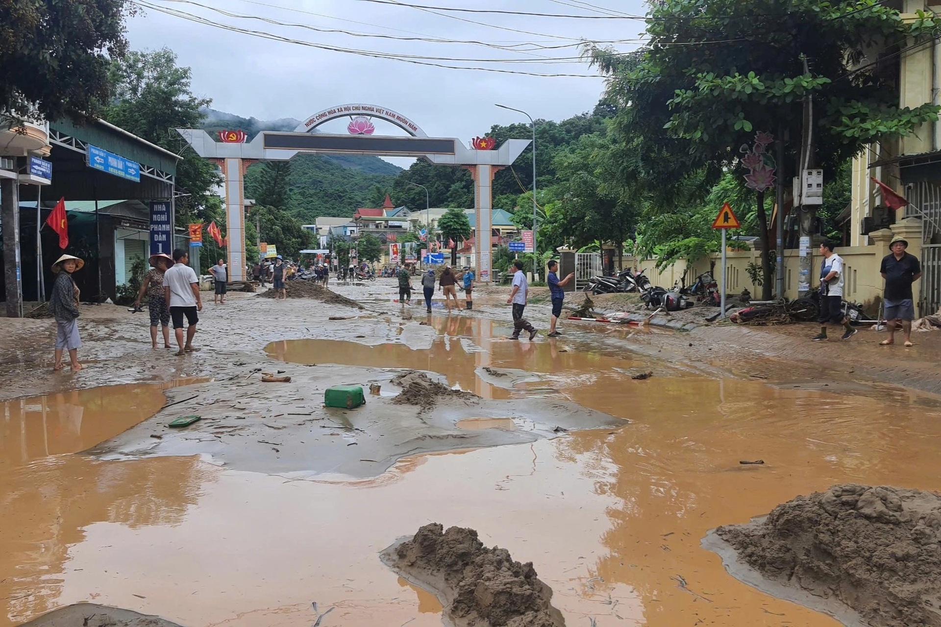 Bùn rác bủa vây, nhà dân xơ xác, bản làng tan hoang khi lũ rút - 2 Bùn rác bủa vây, nhà dân xơ xác, bản làng tan hoang khi lũ rút - 2