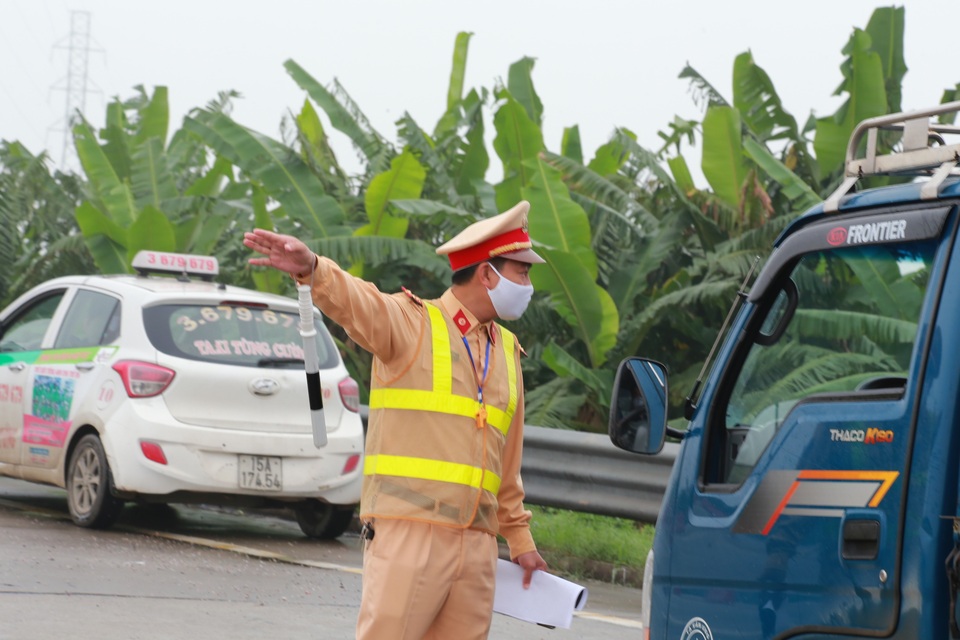 Bị từ chối cho vào thành phố, loạt xe tải nằm chờ giải tỏa hàng tại cao tốc - 4