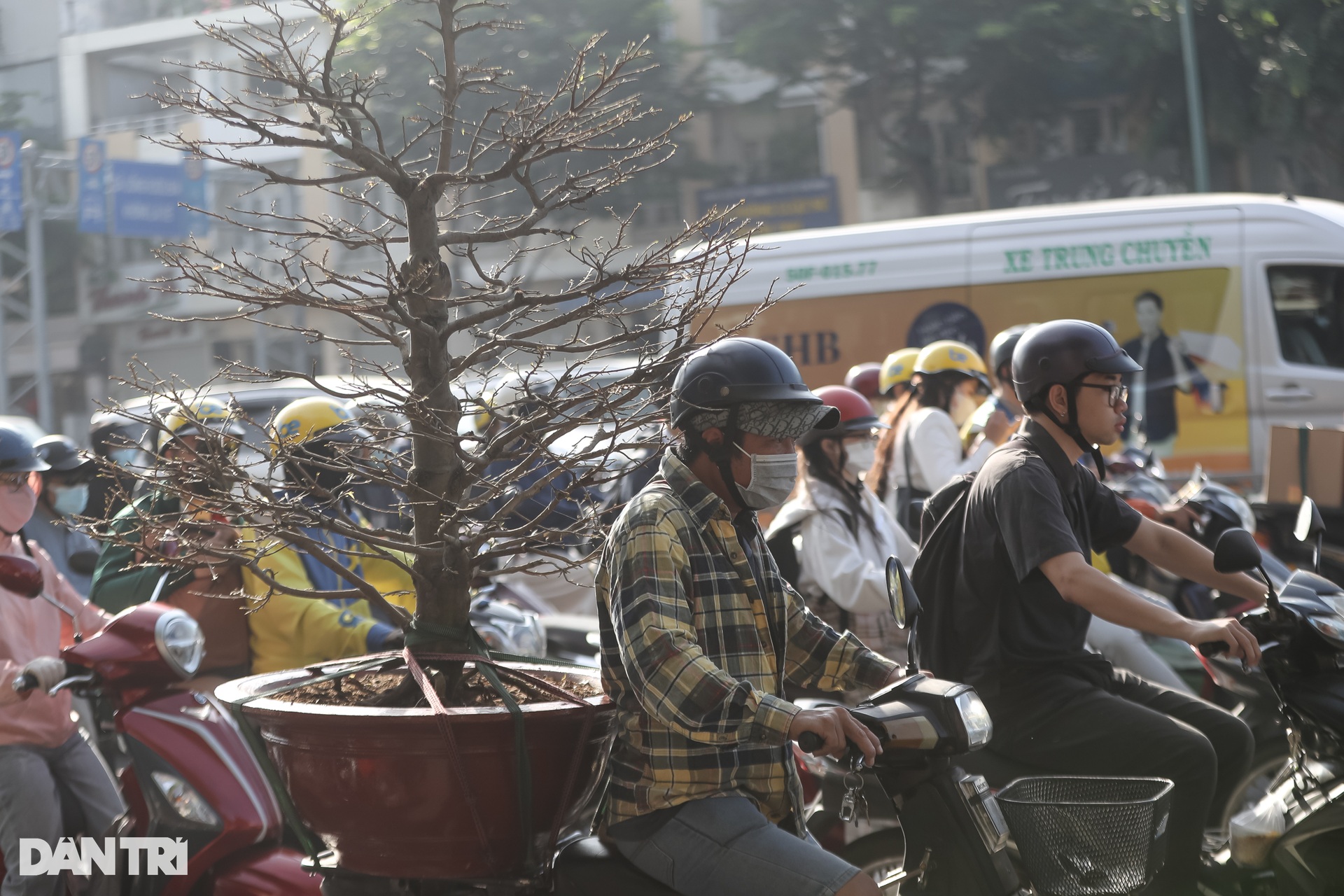 Đường phố Hà Nội, TPHCM ùn tắc cả ngày lẫn đêm dịp cận Tết Nguyên đán - 15 Đường phố Hà Nội, TPHCM ùn tắc cả ngày lẫn đêm dịp cận Tết Nguyên đán - 15