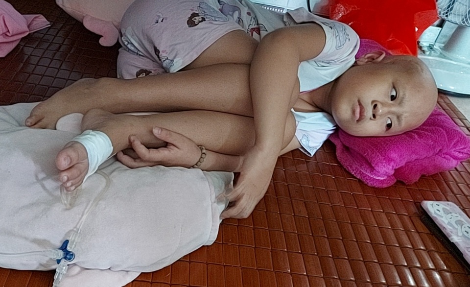 Xót thương bé gái xinh xắn 6 năm trời lấy viện làm nhà vì bệnh hiểm nghèo - 1 Xót thương bé gái xinh xắn 6 năm trời lấy viện làm nhà vì bệnh hiểm nghèo - 1