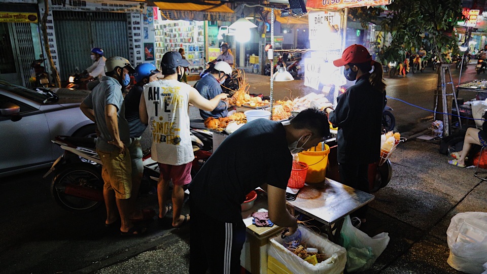 Chạy xe ôm rồi lập tiệm hải sản, cô gái kiếm chục triệu đồng mỗi tháng - 2 Chạy xe ôm rồi lập tiệm hải sản, cô gái kiếm chục triệu đồng mỗi tháng - 2