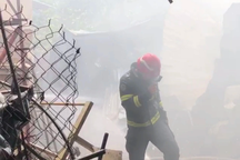 Kẻ nghi ngáo đá đâm công an rồi đốt tiệm tạp hóa