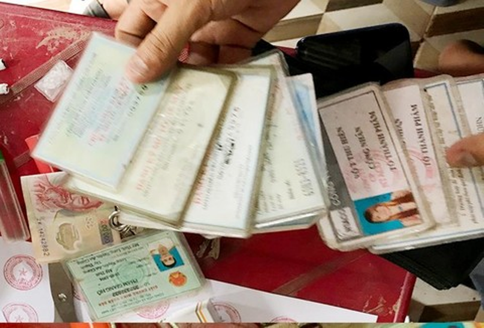 Bị bắt vì tội bán ma túy và tàng trữ hung khí nguy hiểm - 2 Bị bắt vì tội bán ma túy và tàng trữ hung khí nguy hiểm - 2