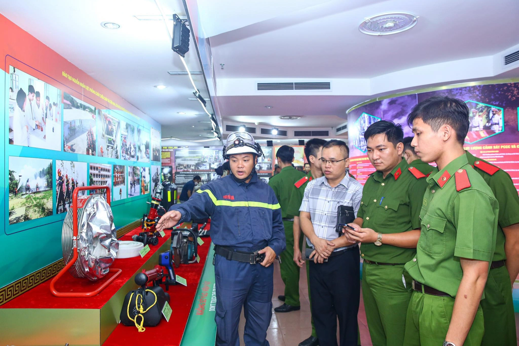 Đại tướng Tô Lâm nhắc lại những tấm gương chiến sĩ xả thân cứu hỏa - 6 Đại tướng Tô Lâm nhắc lại những tấm gương chiến sĩ xả thân cứu hỏa - 6