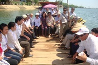 Tìm thấy thi thể học sinh mất tích vụ chìm thuyền đi chơi Noel