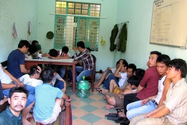 Đột kích ổ đánh bạc bằng máy 