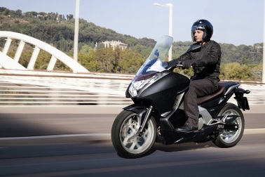 Honda ra mắt xe tay ga “khủng”