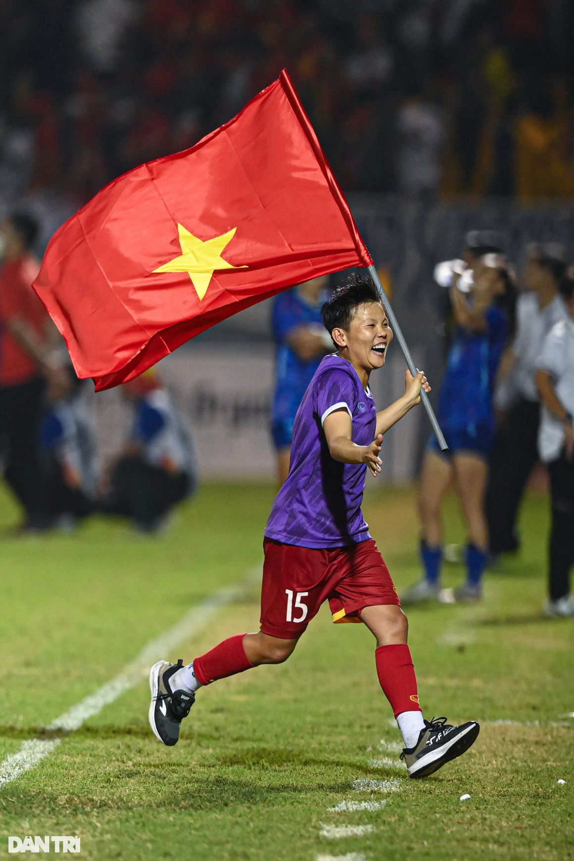 Khoảnh khắc ăn mừng bùng nổ của tuyển nữ Việt Nam sau khi vô địch SEA Games - 15 Khoảnh khắc ăn mừng bùng nổ của tuyển nữ Việt Nam sau khi vô địch SEA Games - 15