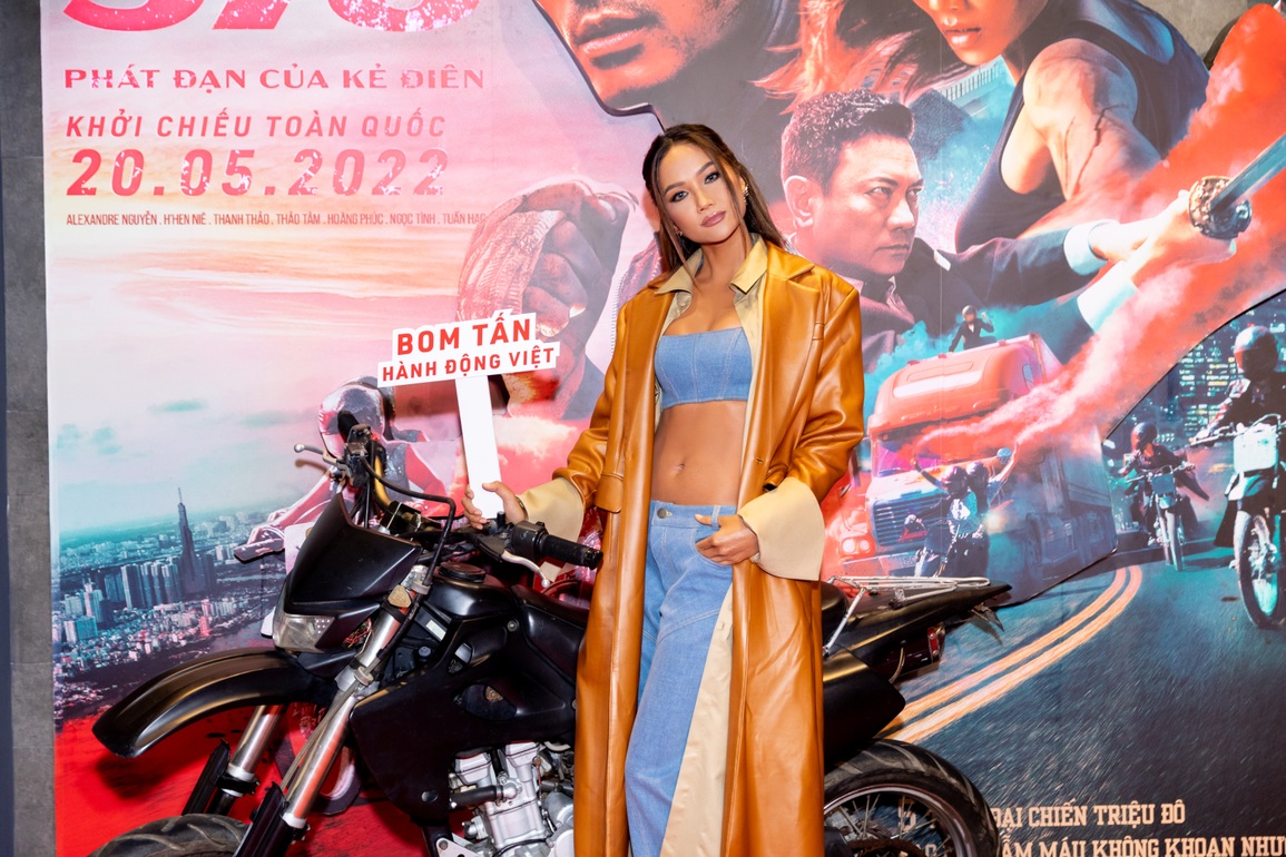 HHen Niê khoe bụng phẳng lì trên thảm đỏ khi lần đầu làm đả nữ - 2 HHen Niê khoe bụng phẳng lì trên thảm đỏ khi lần đầu làm đả nữ - 2