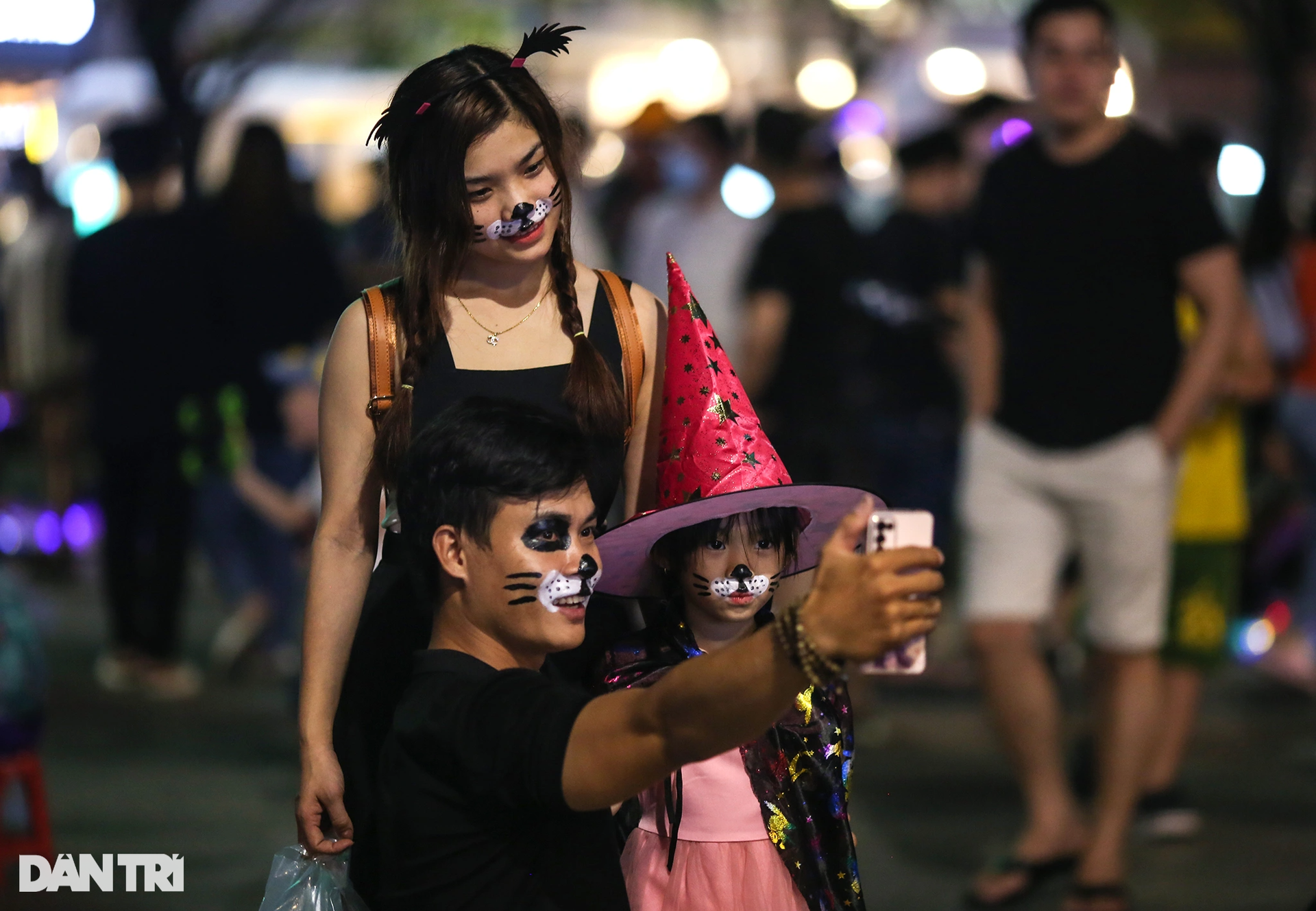 Ma quỷ dạo chơi khắp trung tâm TPHCM trong đêm Halloween - 14 Ma quỷ dạo chơi khắp trung tâm TPHCM trong đêm Halloween - 14