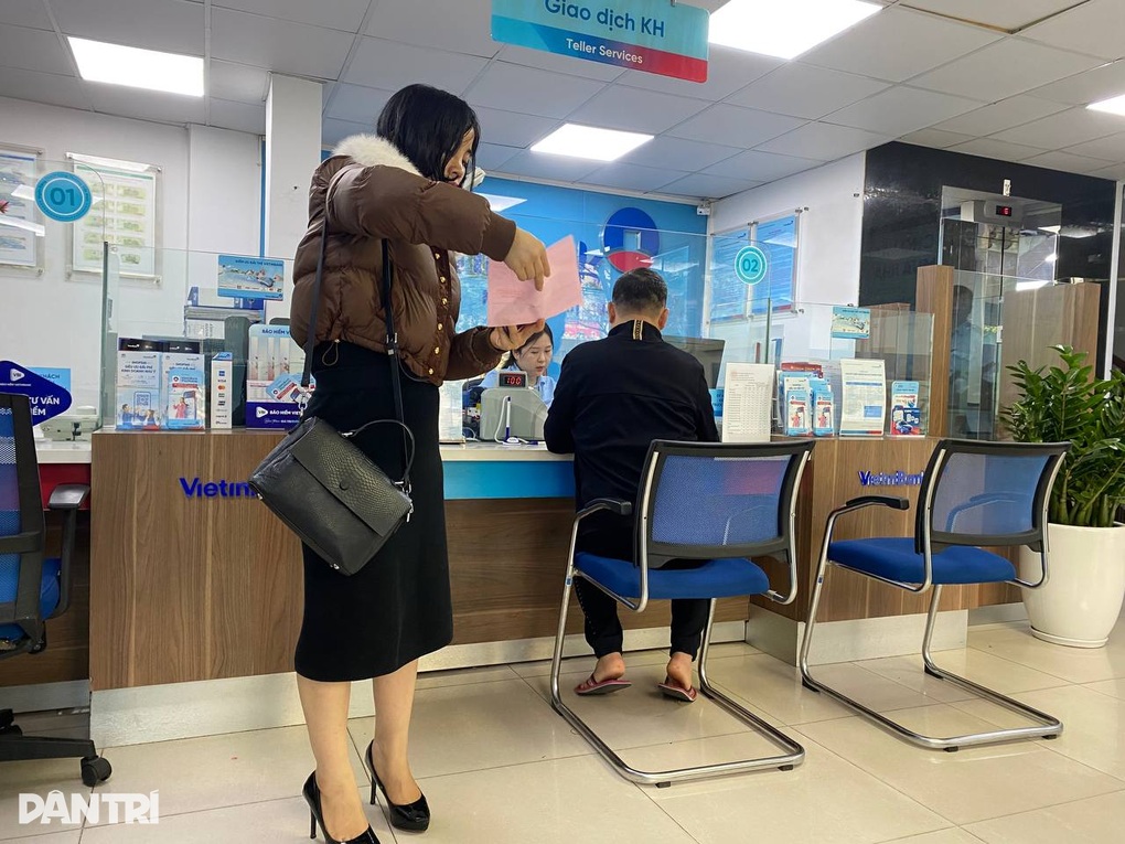 Ngân hàng tất bật trước kỳ nghỉ Tết, khách chờ 30 phút mới được giao dịch - 1 Ngân hàng tất bật trước kỳ nghỉ Tết, khách chờ 30 phút mới được giao dịch - 1