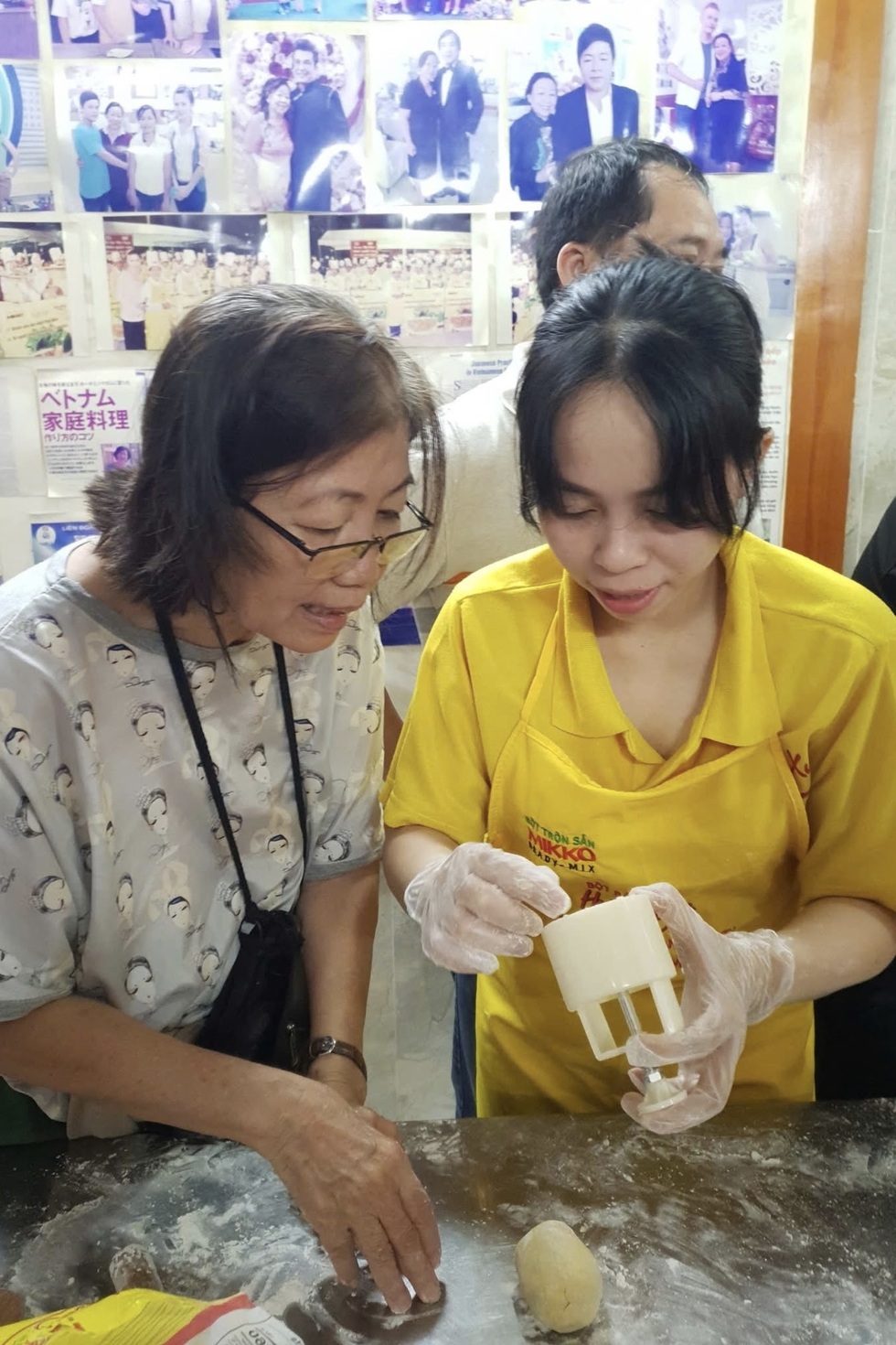 Cô giáo U80 dạy làm bánh miễn phí, lan tỏa tinh thần giảm nghèo bền vững - 3