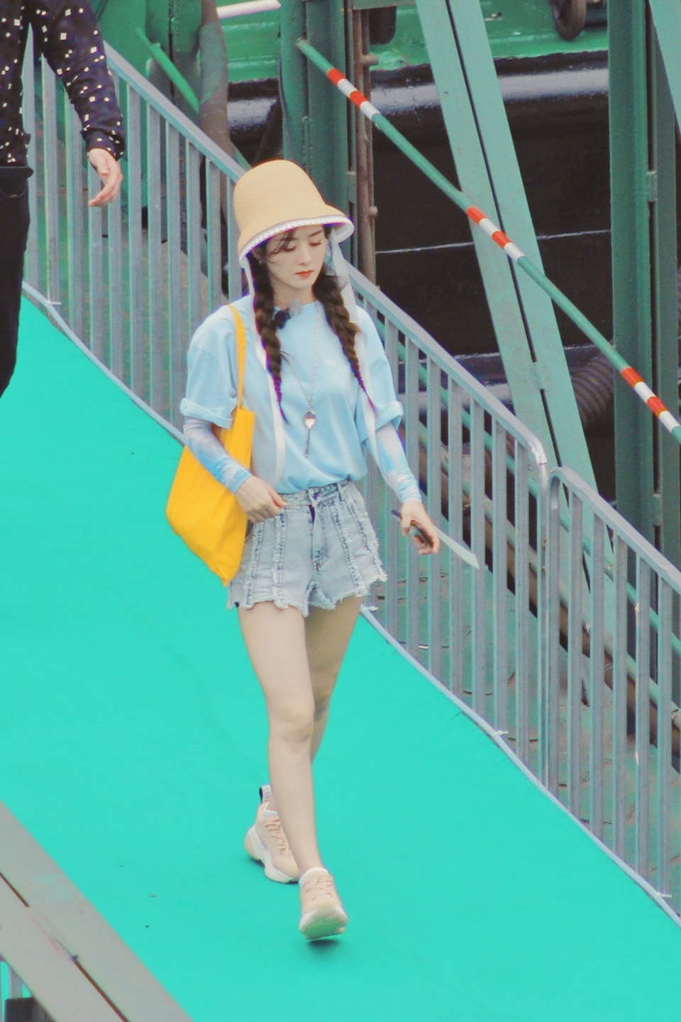 “Gái một con” Triệu Lệ Dĩnh được khen ngày càng đẹp! - 3