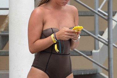 Diễn viên người Anh khoe dáng chắc khỏe với áo tắm liền mảnh