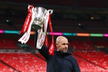 Ten Hag suýt bỏ quên cúp Carabao ở phòng họp báo