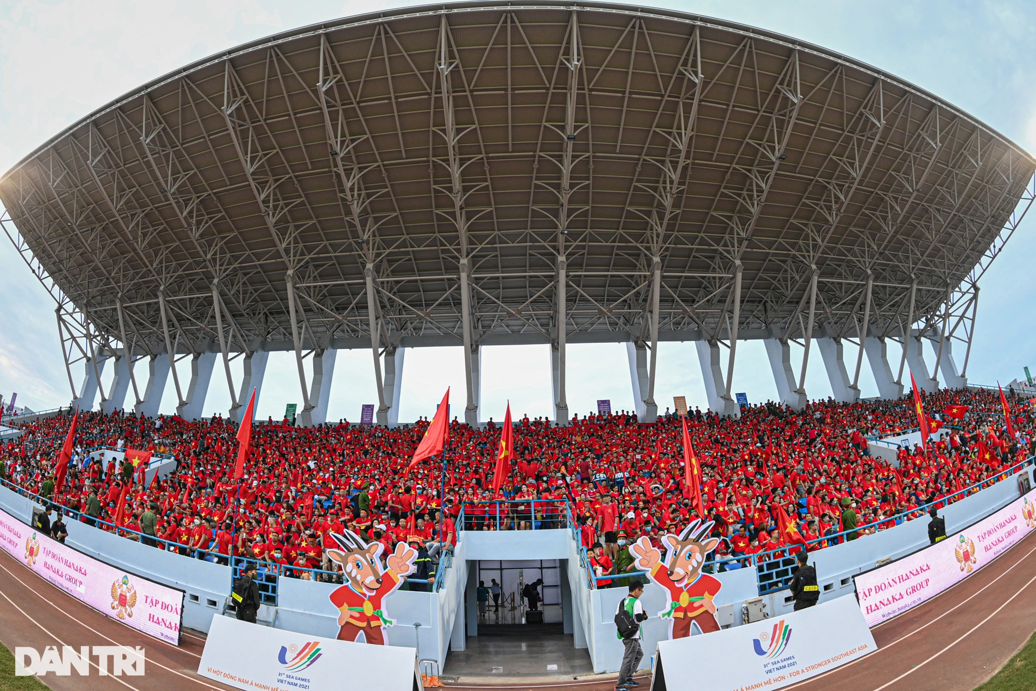 Mãn nhãn các SVĐ đẹp như mơ, chật kín khán giả cổ vũ SEA Games ở Việt Nam - 11 Mãn nhãn các SVĐ đẹp như mơ, chật kín khán giả cổ vũ SEA Games ở Việt Nam - 11