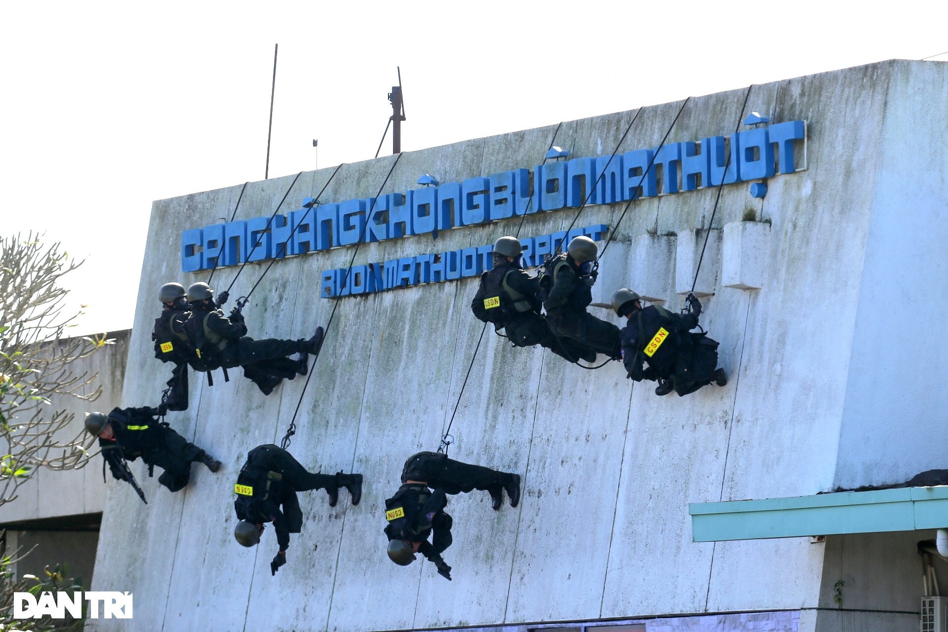 Ấn tượng màn diễn tập chống khủng bố tại sân bay Buôn Ma Thuột - 11 Ấn tượng màn diễn tập chống khủng bố tại sân bay Buôn Ma Thuột - 11