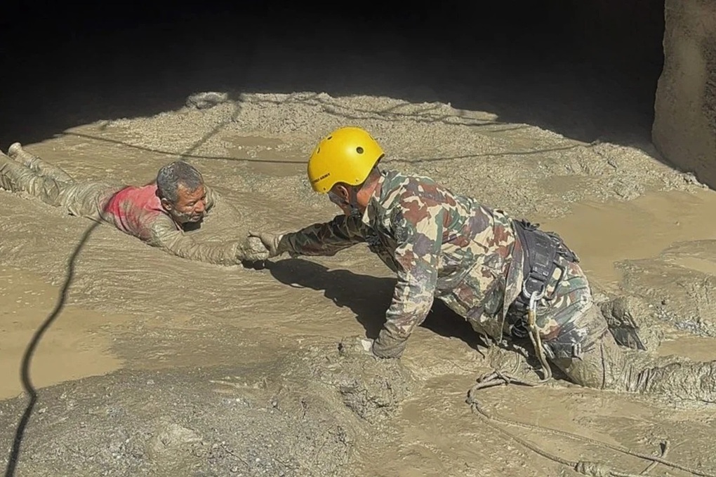 9 ngày nhắm mắt, nhịn đói của công nhân Nepal trong đường hầm bị lũ vùi lấp - 1