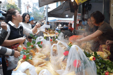 "Biển người" đổ về chợ nhà giàu, người Hà Nội chen chân mua đồ cúng