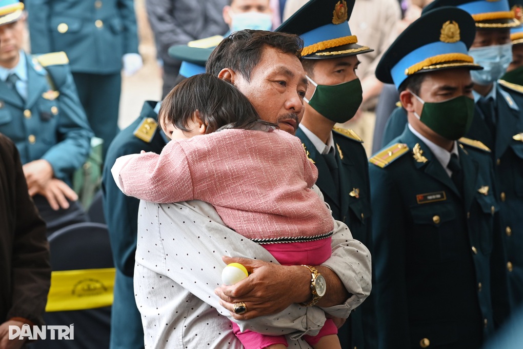 Tiễn biệt phi công Su-22 hy sinh: Bố mất rồi, sao thành gia đình được mẹ - 1 Tiễn biệt phi công Su-22 hy sinh: Bố mất rồi, sao thành gia đình được mẹ - 1