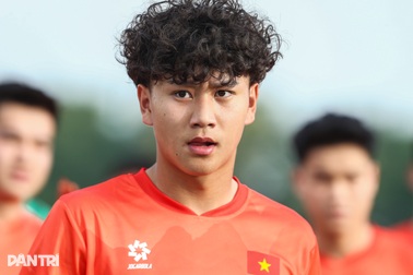 Ngôi sao Việt kiều Bùi Alex tích cực tập luyện cùng U22 Việt Nam