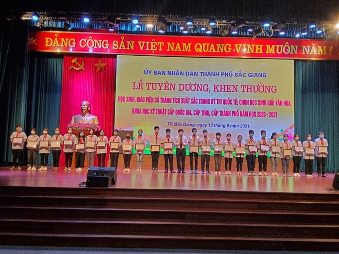 Năm học 2020 -2021, TP Bắc Giang khen thưởng cho 170 HS có thành tích xuất sắc. Ảnh: giaoducthoidai.vn.