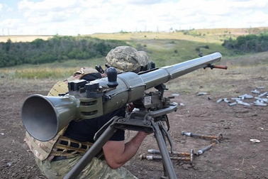 Biên phòng Ukraine san phẳng kho đạn của Nga bằng tên lửa chống tăng