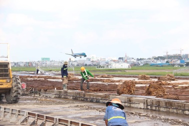 Bộ trưởng Nguyễn Văn Thể kiểm tra đường băng sân bay Tân Sơn Nhất