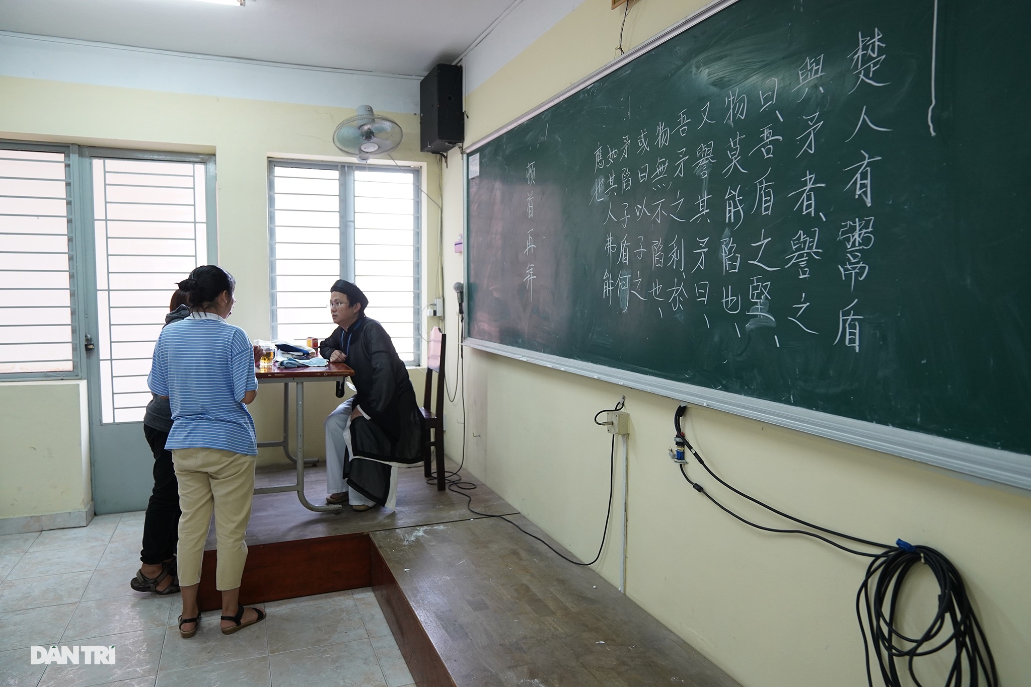 Thầy giáo gần 10 năm mặc áo dài, đi guốc mộc đến giảng đường - 15 Thầy giáo gần 10 năm mặc áo dài, đi guốc mộc đến giảng đường - 15