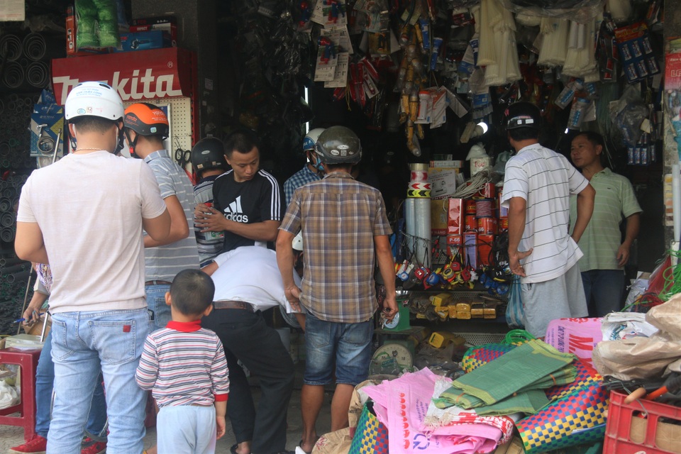 Người dân Đà Nẵng đổ xô mua vật liệu chằng chống nhà cửa trước siêu bão - 7 Người dân Đà Nẵng đổ xô mua vật liệu chằng chống nhà cửa trước siêu bão - 7