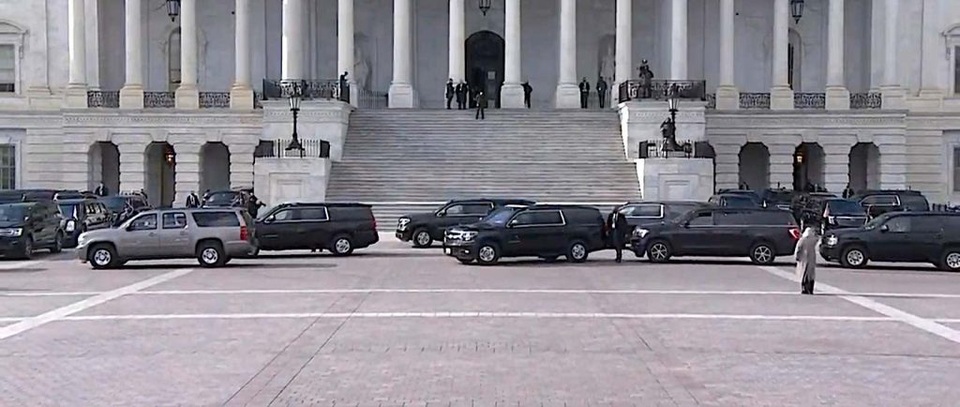 Soi cận cảnh dàn xe bọc thép hùng hậu trong ngày ông Biden nhậm chức - 14 Soi cận cảnh dàn xe bọc thép hùng hậu trong ngày ông Biden nhậm chức - 14