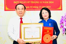 Nguyên Phó chủ tịch nước Đặng Thị Ngọc Thịnh nhận Huy hiệu 45 năm tuổi Đảng