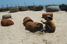 Thùng phuy lạ vẫn ngổn ngang, dân hứng chất lỏng về dùng