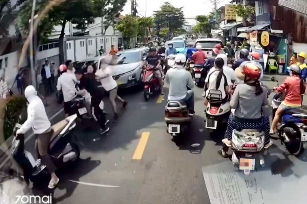 Nhóm người đi ô tô đánh nhau giữa đường ở TPHCM - 1 Nhóm người đi ô tô đánh nhau giữa đường ở TPHCM - 1