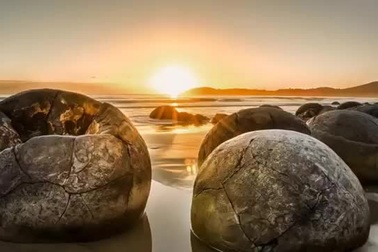 Cảnh siêu thực như ngoài hành tinh ở bãi đá “trứng rồng” hàng chục triệu năm tuổi