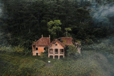 Vẻ ma mị của biệt thự bỏ hoang giữa rừng ở Cao Bằng "hút" khách check-in