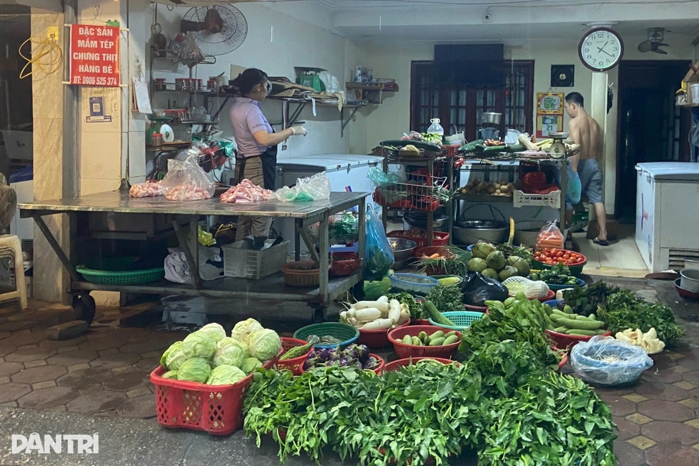 Người Hà Nội tích đồ trước bão Wipha, chợ và siêu thị đông đúc - 2