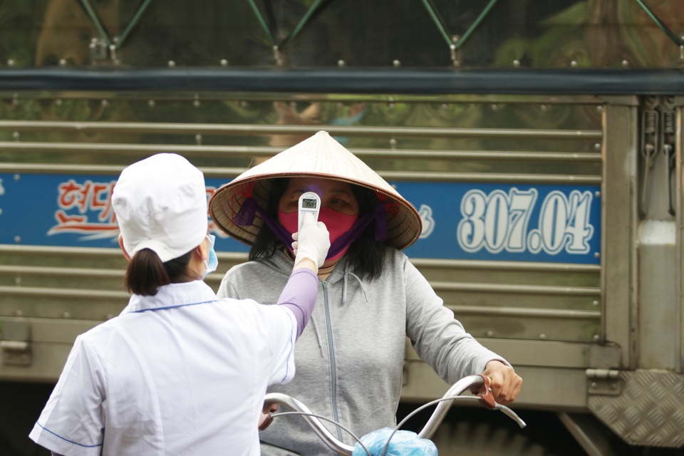 Hà Nội: Cảnh kiểm tra thân nhiệt người ra vào ở cửa ngõ phía tây thành phố - 13 Hà Nội: Cảnh kiểm tra thân nhiệt người ra vào ở cửa ngõ phía tây thành phố - 13