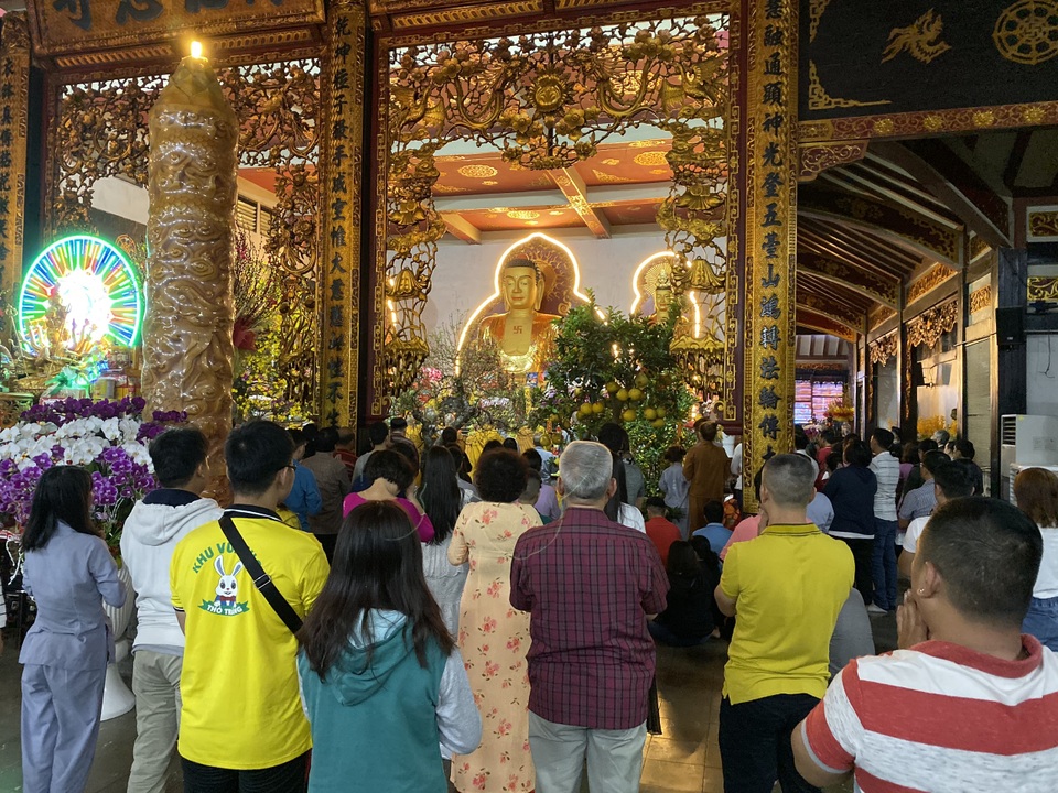 Sau giao thừa, nhiều người đi chùa cầu bình an - 1 Sau giao thừa, nhiều người đi chùa cầu bình an - 1