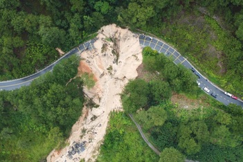 Đèo Mimosa bị “xé đôi”, giao thông cửa ngõ Đà Lạt tê liệt