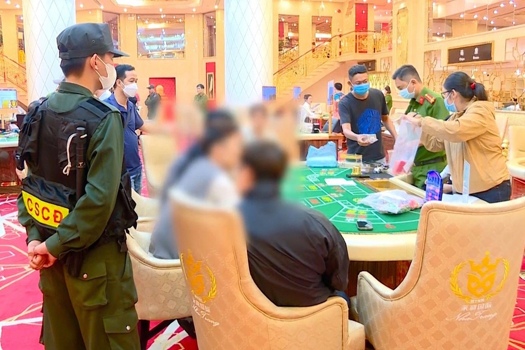 Cảnh sát đột kích sòng bạc ở tầng hầm khách sạn tại Nha Trang - 1 Cảnh sát đột kích sòng bạc ở tầng hầm khách sạn tại Nha Trang - 1