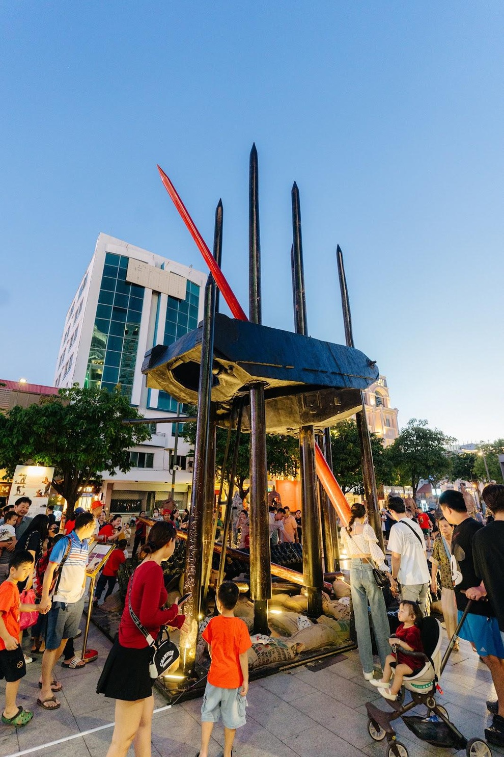 Nghệ sĩ treo xe tăng ngược cao hàng chục mét được báo quốc tế khen ngợi - 2 Nghệ sĩ treo xe tăng ngược cao hàng chục mét được báo quốc tế khen ngợi - 2