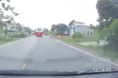 Phóng gần 70km/h, ôtô lao vào trẻ em đi xe đạp