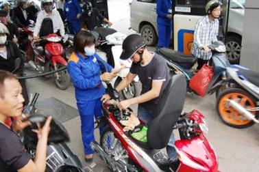 Bộ Công thương quyết giá xăng: “Vừa đá bóng vừa thổi còi”? 