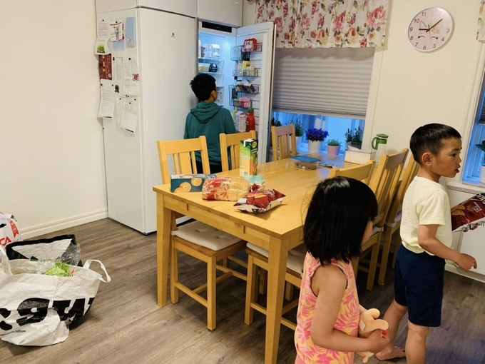 Mấy anh em tự chia nhau sắp xếp đồ vào tủ lạnh và tủ đồ khô.